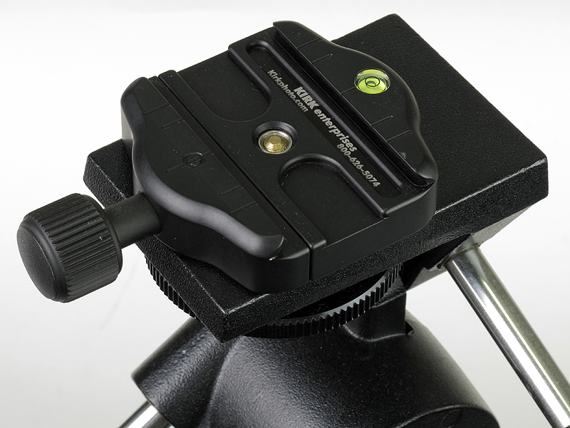 <b>雲台にカーク製クイックシュー「QRC-2.5」が装着されている。滑り止めのコルク無しで、直接雲台とクイックシューが接触しているのがポイントだ</b>