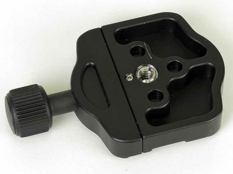 <b>雲台には回転防止のピンが装備されている。クイックシューの背面には、ピンに対応する穴があり90度単位で回転できる（3方向のみ）</b>