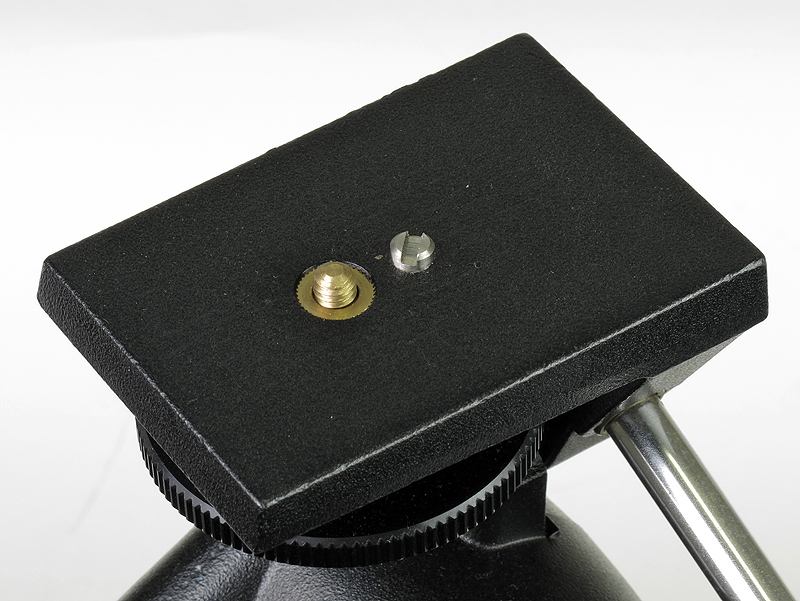 <b>雲台には回転防止のピンが装備されている。クイックシューの背面には、ピンに対応する穴があり90度単位で回転できる（3方向のみ）</b>