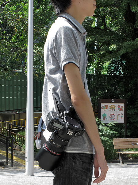<b>斜めがけでカメラを提げたところ</b>
