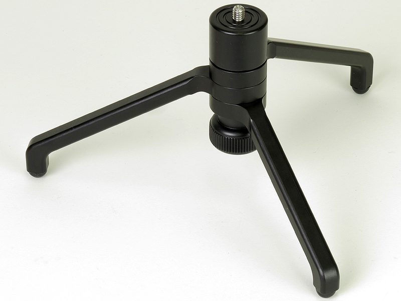 <b>テーブルトップ三脚（TT-1）。脚の先端はゴムで、「車のボンネットにおいても使用できる」（スタジオJin）という</b>