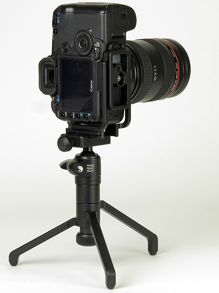 <b>L-ブラケットにより左右の重心位置をほぼ変えずに縦位置撮影ができる</b>