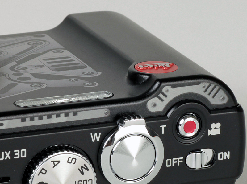 <b>指が掛かる形状のグリップを採用</b>