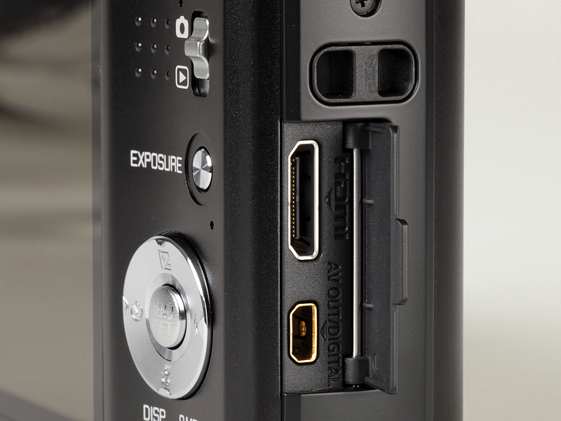 <b>HDMI端子も装備。ストラップは片吊り式</b>