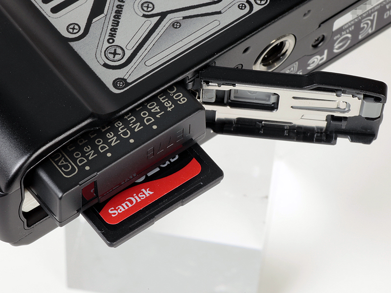 <b>バッテリーおよびメモリーカード室</b>