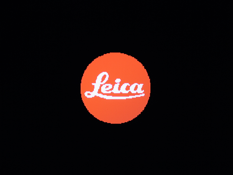 <b>電源OFF時に“Leica”のロゴが現れる</b>