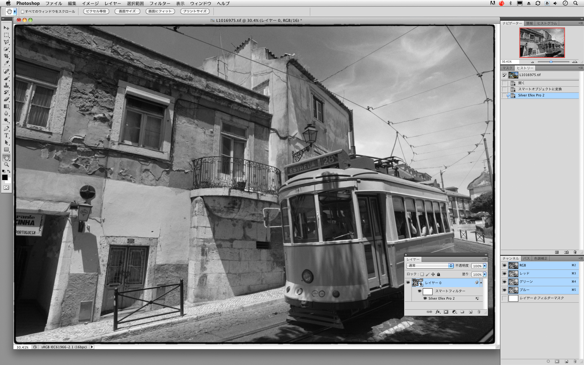 <b>これがスマートフィルターに変換してから作業した状態。「Silver Efex Pro 2」の表示をダブルクリックすれば、再びSilver Efex Pro 2が起動し、変更や微調整が行なえる。なおレイヤーは統合せずに保存すること</b>