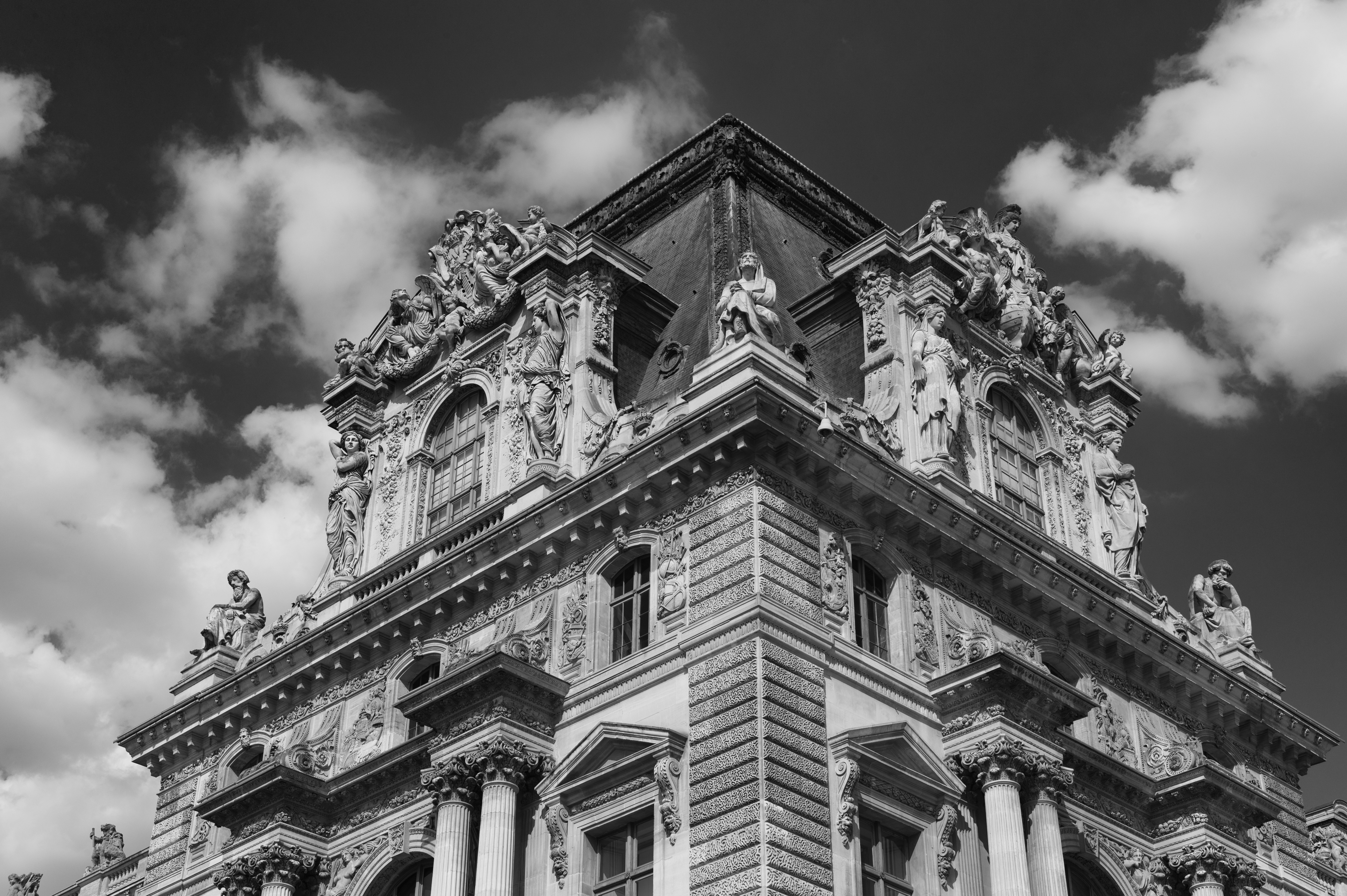 <b>アンプリファイホワイトとアンプリファイブラックで雲を強調した。カラーフィルタの黄色やオレンジ、赤などで青空を落とすこともできるが、建物のトーンも変わってしまうため、アンプリファイホワイト/ブラックを使用した</b>