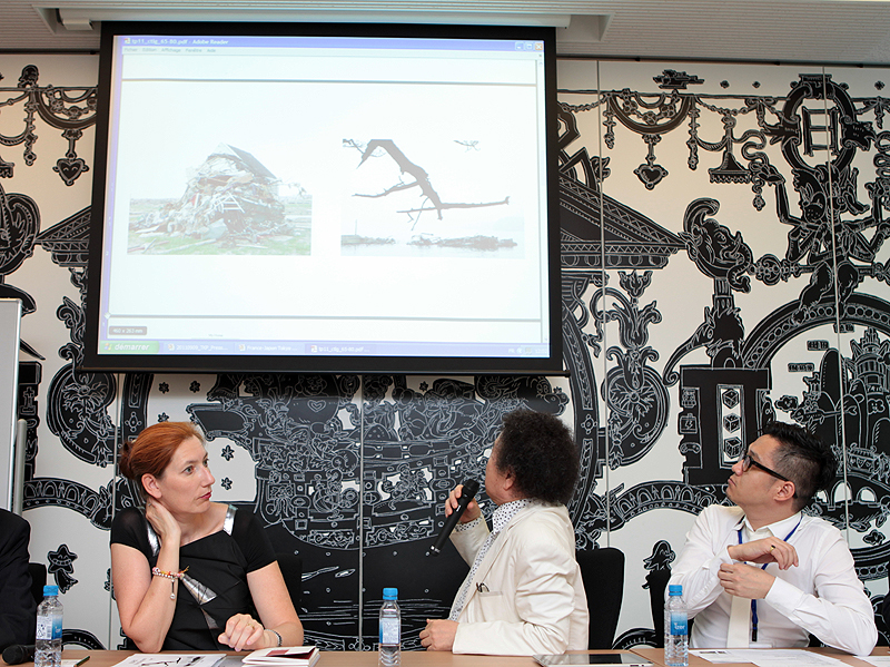 <b>写真を見ながら解説する篠山氏</b>