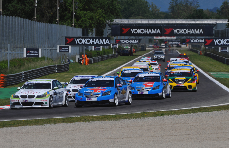 <b>WTCCは、F1やWRC（世界ラリー選手権）、FIA GT選手権と並ぶ4大国際レースの1つで、世界各国を転戦するもの。市販車ベースのチューニングマシンで争い、そのレースの激しさから“サーキットの格闘技”として知られる（<a href="http://car.watch.impress.co.jp/docs/news/20110905_473808.html"><u>Car WatchによるこれまでのWTCCのレポート</u></a>）</b>