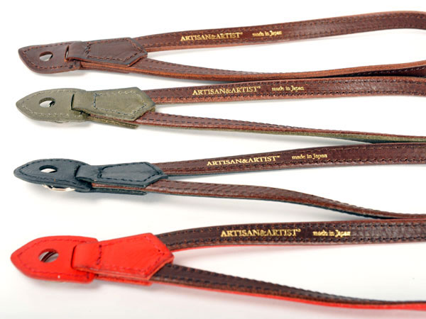 <b>ストラップ部にはネームを箔押しした</b>