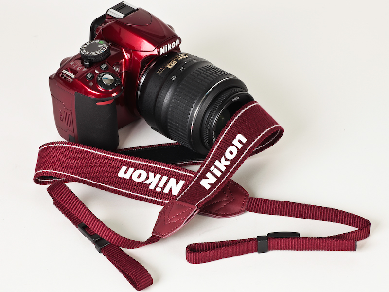 <b>レッドのストラップが付属する</b>