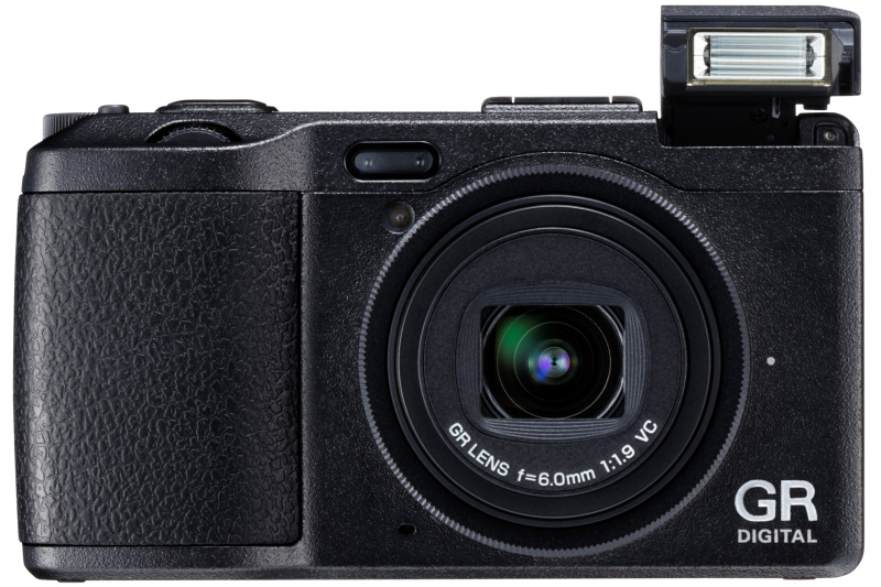 <b>ポップアップ式のストロボを搭載</b>