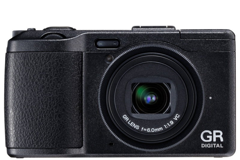 <b>ポップアップ式のストロボを搭載</b>