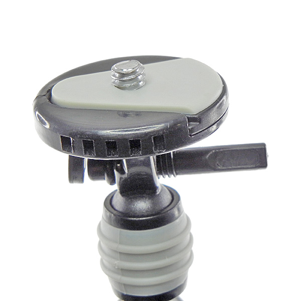 <b>クイックシュータイプの雲台を採用</b>