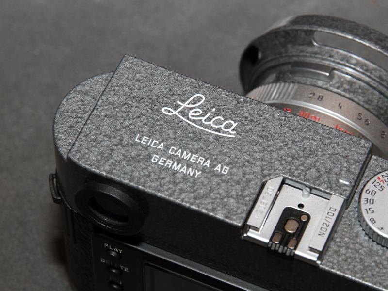 <b>クラシックライカロゴ（写真は限定モデル「ライカM9ハンマートーンセット」のもの）</b>