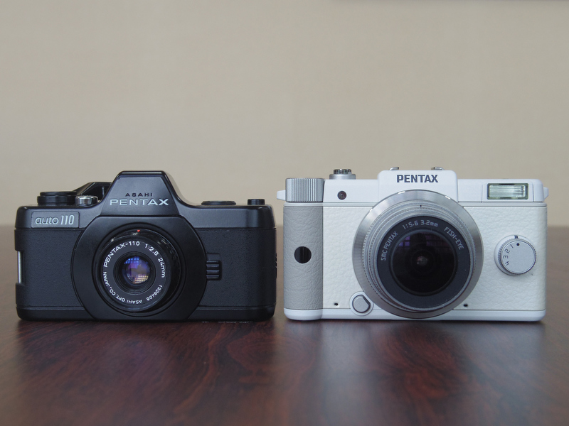 <b>Q（右）とauto110（左）を並べてみました。デザインはQのほうがかなり四角いですが、ほぼ同じ大きさということに今さらながらビックリしてしまいます!</b>