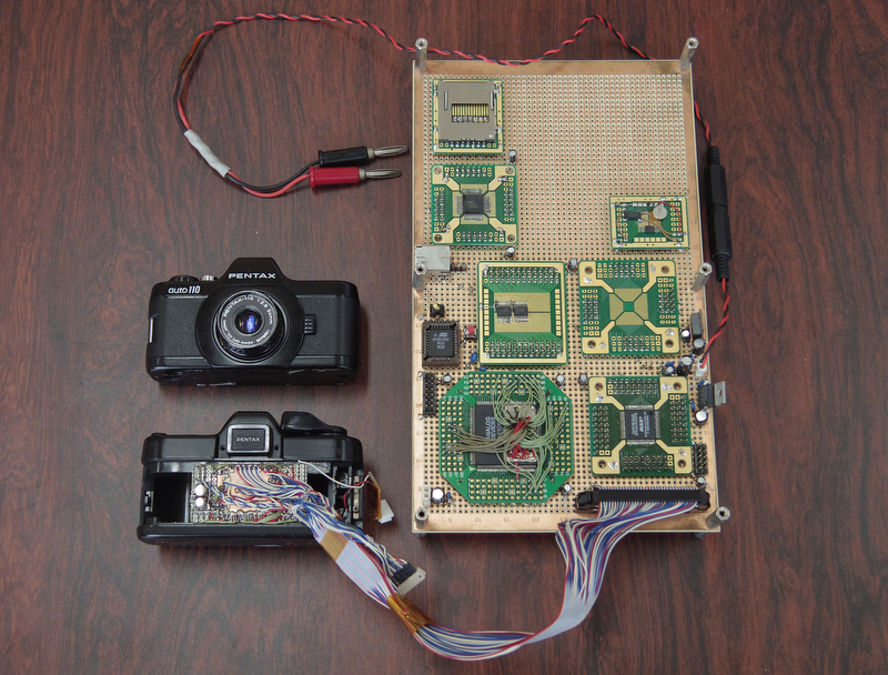 <b>約11年ほど前に作られたauto110のボディを改造してCCDを貼り付けた試作機です。当時の開発チームはこの試作機とパソコンを繋いで画像を出していたのです</b>