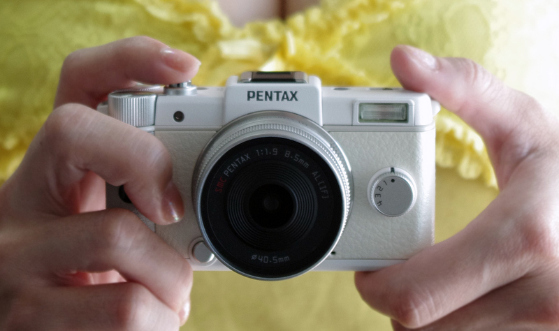 <b>こうして構えるのがおすすめです。レンズは「01 STANDARD PRIME」を装着</b>