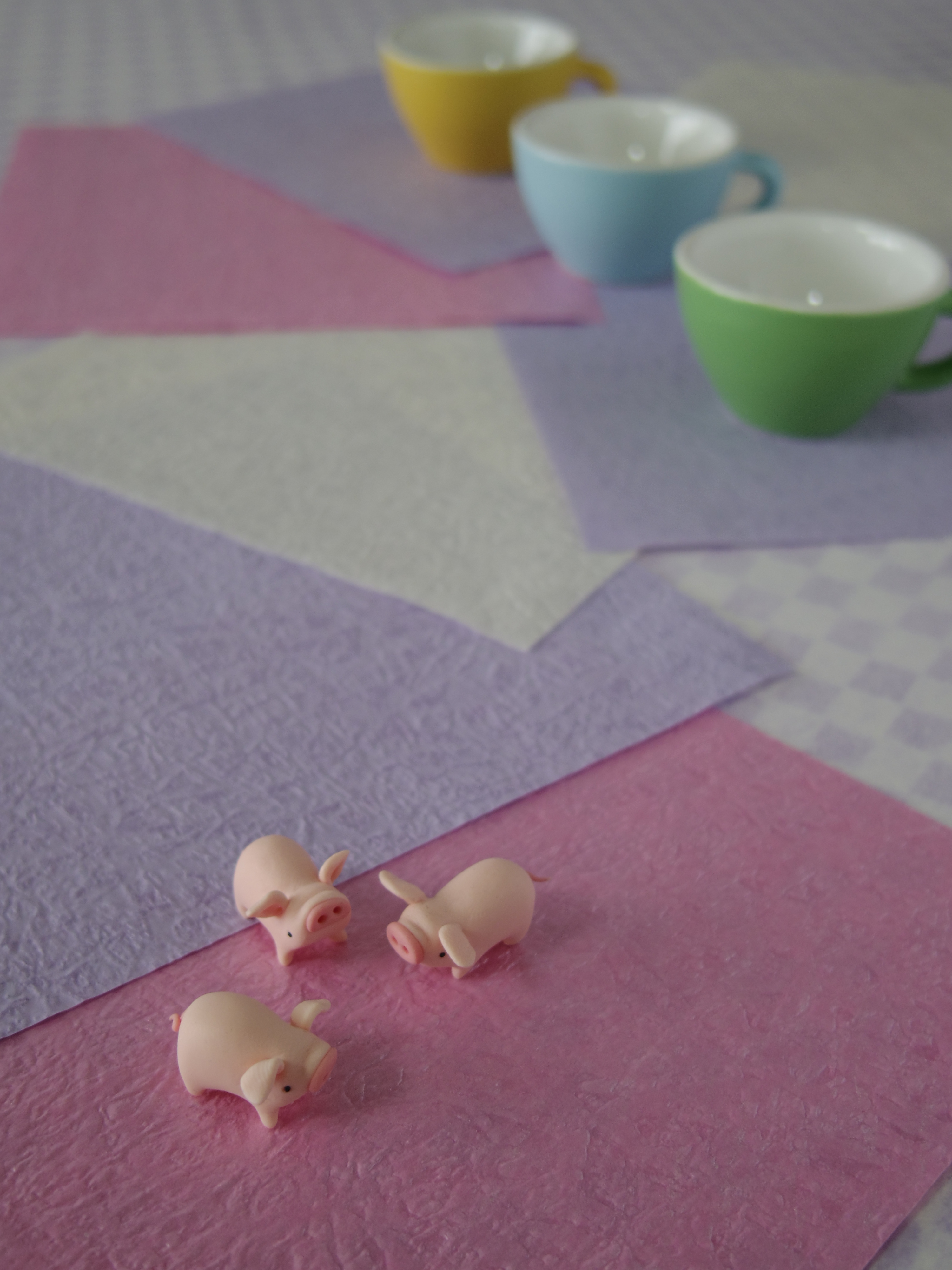 <b>左手前のブタにピント。ちょうど下から2/3辺りからボケ始め、カップは3つすべてボケました。ボケコントロール:OFF / 絞り優先 / PENTAX Q / PENTAX-01 STANDARD PRIME / 約1.9MB / 3,000×4,000 / 1/50秒 / F1.9 / 0.0EV / ISO125 / WB:オート / 8.5mm</b>