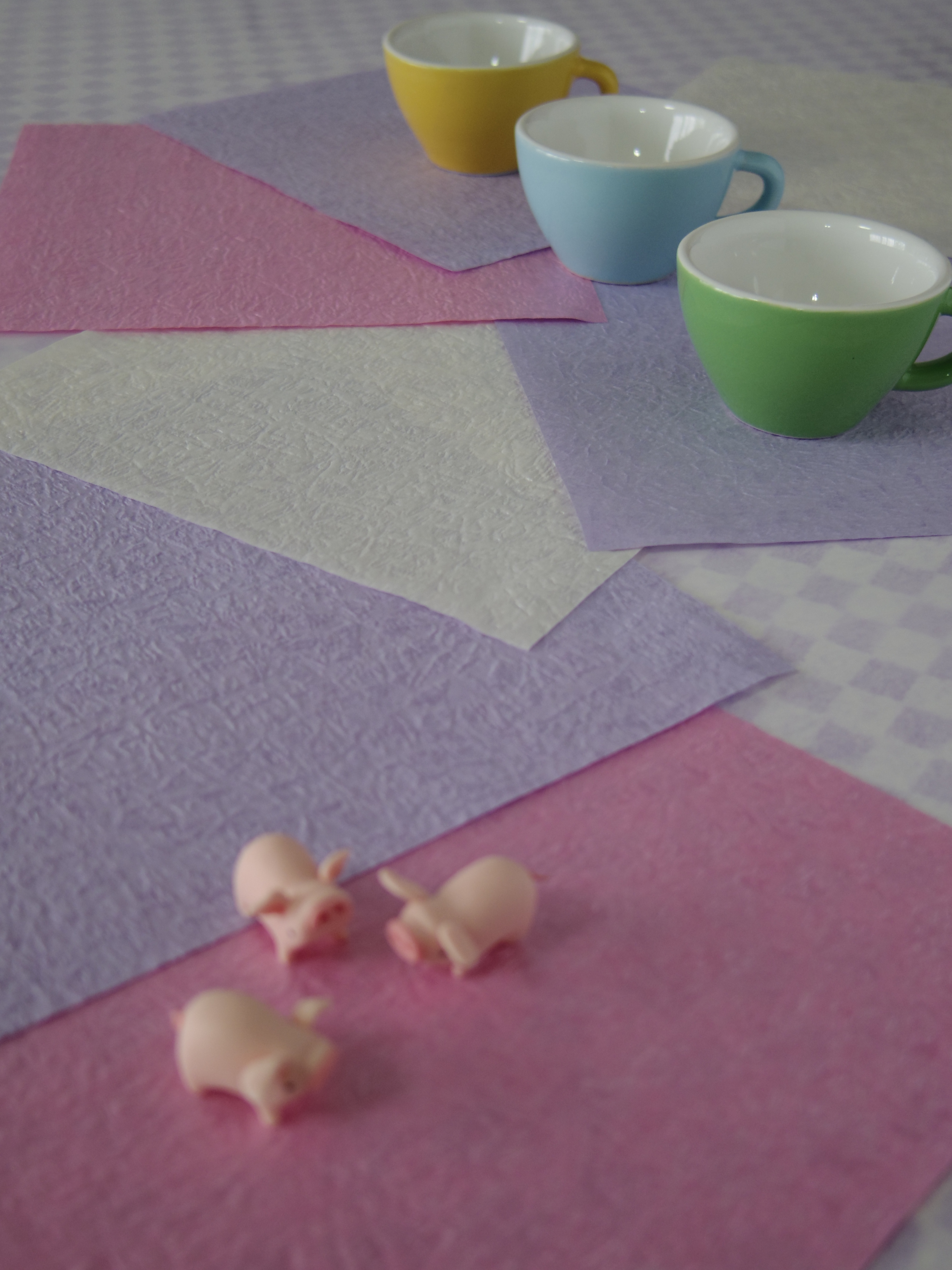 <b>右奥の緑のカップにピント。下から2番目の紫色の折り紙から下に向かってボケ始めています。中央奥の黄色いカップにもボケ味を感じられます。ボケコントロール:OFF / 絞り優先 / PENTAX Q / PENTAX-01 STANDARD PRIME / 約2.0MB / 3,000×4,000 / 1/50秒 / F1.9 / 0.0EV / ISO125 / WB:オート / 8.5mm</b>