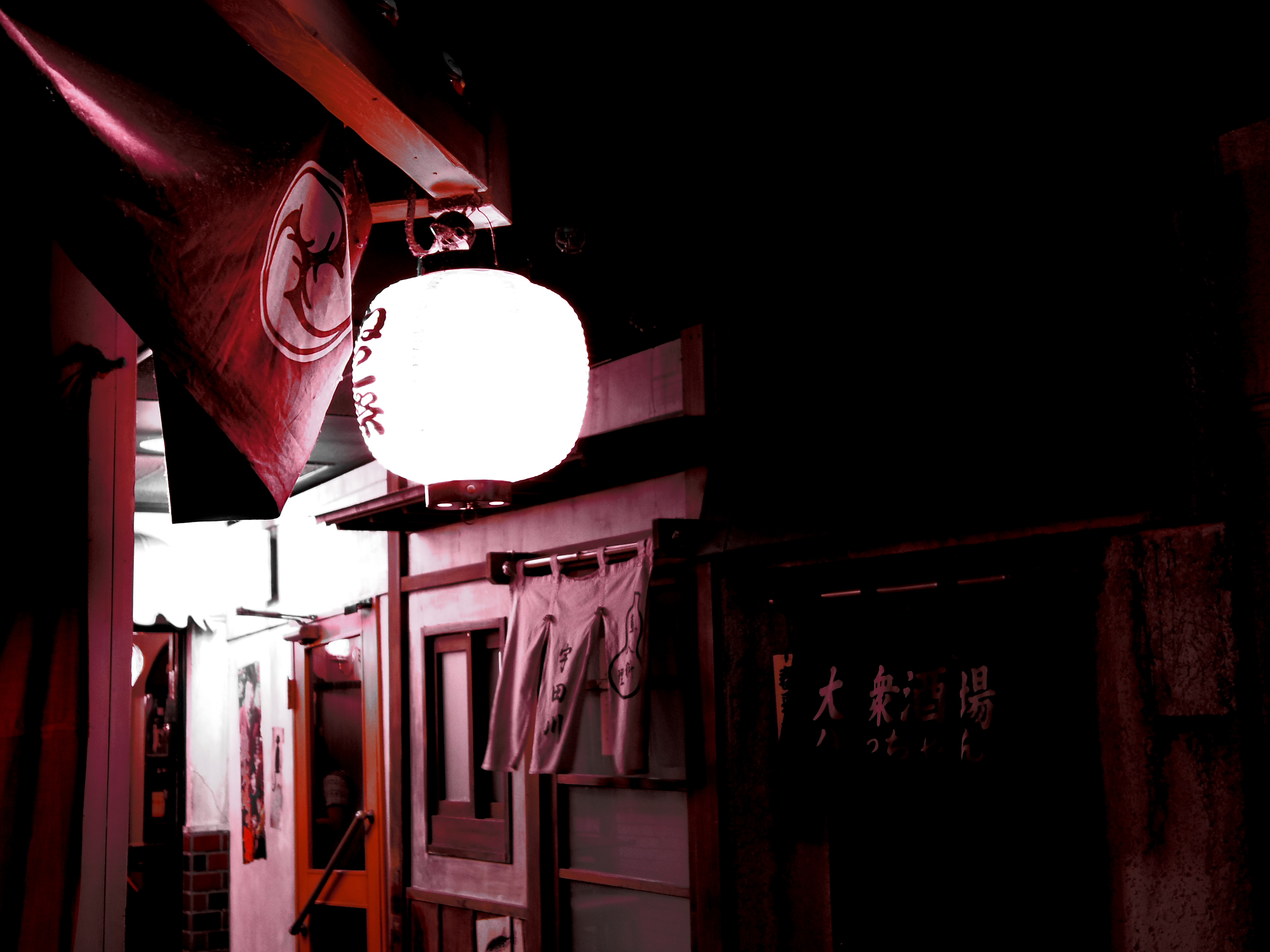 <b>照明で全体に黄色っぽくなっていたので、逆に少しだけ赤味を強調して乗せました。単純に赤を抜き出すだけでなく赤でムードを作ってくれるので使いやすいエフェクトです。スマートエフェクト:ソリッドモノカラー（赤） / PENTAX Q / PENTAX-01 STANDARD PRIME / 約1.7MB / 4,000×3,000 / 1/6秒 / F1.9 / 0.0EV / ISO125 / WB:オート / 8.5mm</b>