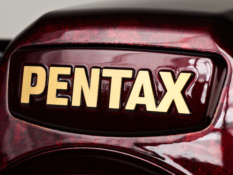 <b>“PENTAX”ロゴは金メッキを施した</b>