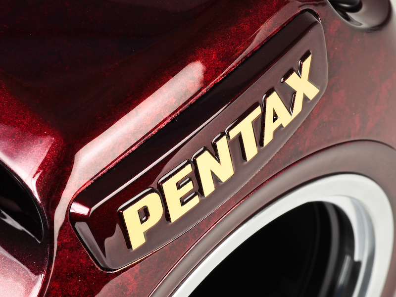 <b>“PENTAX”ロゴは金メッキを施した</b>