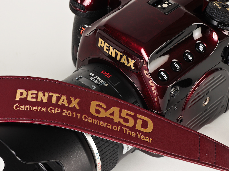 <b>カメラグランプリ2011大賞の受賞を記念したオリジナルストラップが付属する</b>