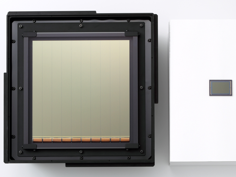 <b>今回の撮影に使用した世界最大面積の超高感度CMOSセンサー（左）。右は35mmフルサイズのCMOSセンサー</b>