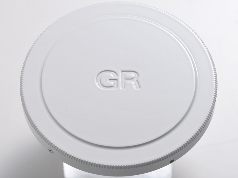 <b>同梱のメタルレンズキャップ（左）とハンドストラップ（右）</b>