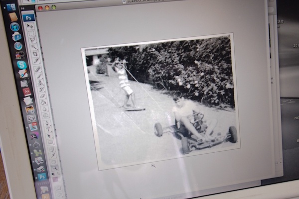 <b>インタビューや撮影で何度かお邪魔したご自宅。コレが噂のスケートボード雑誌へ応募した思いでの写真だと、笑いながら見せてくれた（笑）</b>