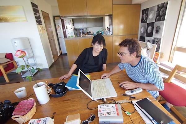 <b>インタビューや撮影で何度かお邪魔したご自宅。コレが噂のスケートボード雑誌へ応募した思いでの写真だと、笑いながら見せてくれた（笑）</b>