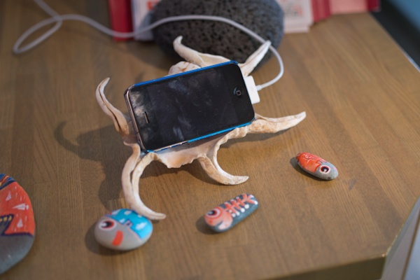 <b>写真作品はもちろんだが、家中のいたるところにブルース夫妻の創作物や思いでの品々がオブジェとして飾られている。センスの良い雑貨店に訪れたような気持ちの良い空間だ</b>