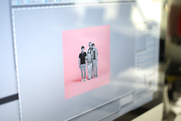 <b>仕事部屋の壁面にも家族の思い出の絵や、仕事で撮影してきたポラロイドなど様々なモノが飾られていて、すべてがアートになっている。画像処理はMacを使用。作業の途中のお忙しい中をおじゃました。エプソン製の大型のプリンターがドッシリと場所を占めている</b>