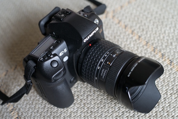 <b>メインカメラはオリンパスのデジタルカメラ。親子シリーズを含めて現在一番多く使ってるのは、14-54mmレンズを装着したE-5。50-200mmもときどき登場する。カメラボディの裏側やメーターやリモコン類などにも貼られているのは友人からもらったという江戸文字の名前入りシール。ガイコクジンの必須アイテムなのである（笑）</b>