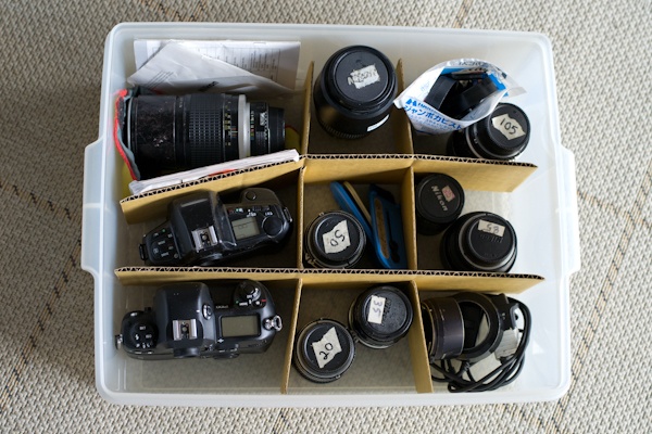 <b>今では出番が少なくなってしまった銀塩フィルムカメラの一部も見せていただいた。左：ロス時代から使ってきたレンズもあるというニコンのセット。右：ハッセルとともに、これまで大活躍してきたマミヤRZと交換レンズ、フィルムマガジンやファインダーなどのアクセサリー類。ボクも使っていたので、他の写真家の機材であっても懐かしいものだ</b>