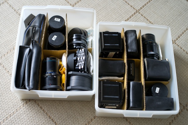 <b>今では出番が少なくなってしまった銀塩フィルムカメラの一部も見せていただいた。左：ロス時代から使ってきたレンズもあるというニコンのセット。右：ハッセルとともに、これまで大活躍してきたマミヤRZと交換レンズ、フィルムマガジンやファインダーなどのアクセサリー類。ボクも使っていたので、他の写真家の機材であっても懐かしいものだ</b>