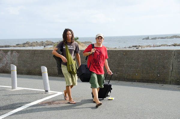 <b>この日は夕方から近所にある海の家・オアシスでの集合写真の撮影。カメラマン横山さんの息子、泰さん（彼らも親子撮影に登場している）が機材運びに迎えにきて徒歩にて出発。向かう道すがら、山にかかり虹を発見。なんだか嬉しくなってきた</b>