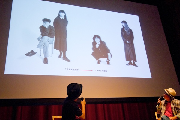 <b>「EARTHLING 2011」と言う演説イベントに、プレゼンテーション参加して「親子の日」について話すオズボーン夫妻。司会進行役は作家で音楽家の谷崎テトラさん。アースリングというのは地球に住むひとたちという意味らしく、今後の地球のあり方や可能性についてみんなで考えてみようというイベントだ。7月30日〜31日に慶応大学日吉キャンパスにて開催された。デザイナー、写真家、科学者、作家などいろんな職業の人がアイディアを持ち寄り、ひとり（1組）15分で、２日間で約30人がプレゼンテーションをしてきた。時間の都合でボクは数組しか聞けなかったけど、来年もあればまた訪れてみたいと思った。ブルースさんは親子のあり方や、親子写真を撮ることで考えることなどをスライドをまじえて話していた</b>