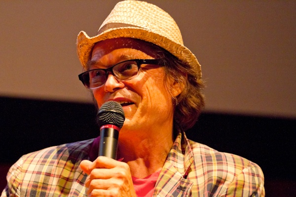 <b>「EARTHLING 2011」と言う演説イベントに、プレゼンテーション参加して「親子の日」について話すオズボーン夫妻。司会進行役は作家で音楽家の谷崎テトラさん。アースリングというのは地球に住むひとたちという意味らしく、今後の地球のあり方や可能性についてみんなで考えてみようというイベントだ。7月30日〜31日に慶応大学日吉キャンパスにて開催された。デザイナー、写真家、科学者、作家などいろんな職業の人がアイディアを持ち寄り、ひとり（1組）15分で、２日間で約30人がプレゼンテーションをしてきた。時間の都合でボクは数組しか聞けなかったけど、来年もあればまた訪れてみたいと思った。ブルースさんは親子のあり方や、親子写真を撮ることで考えることなどをスライドをまじえて話していた</b>