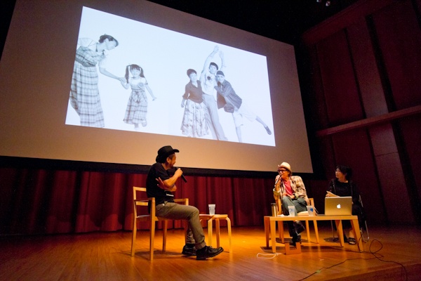 <b>「EARTHLING 2011」と言う演説イベントに、プレゼンテーション参加して「親子の日」について話すオズボーン夫妻。司会進行役は作家で音楽家の谷崎テトラさん。アースリングというのは地球に住むひとたちという意味らしく、今後の地球のあり方や可能性についてみんなで考えてみようというイベントだ。7月30日〜31日に慶応大学日吉キャンパスにて開催された。デザイナー、写真家、科学者、作家などいろんな職業の人がアイディアを持ち寄り、ひとり（1組）15分で、２日間で約30人がプレゼンテーションをしてきた。時間の都合でボクは数組しか聞けなかったけど、来年もあればまた訪れてみたいと思った。ブルースさんは親子のあり方や、親子写真を撮ることで考えることなどをスライドをまじえて話していた</b>