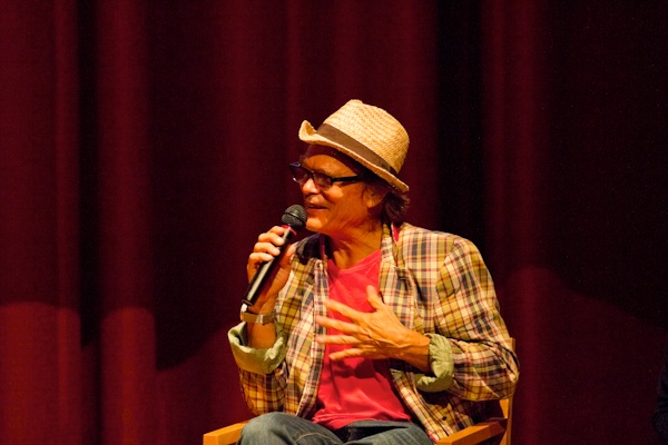 <b>「EARTHLING 2011」と言う演説イベントに、プレゼンテーション参加して「親子の日」について話すオズボーン夫妻。司会進行役は作家で音楽家の谷崎テトラさん。アースリングというのは地球に住むひとたちという意味らしく、今後の地球のあり方や可能性についてみんなで考えてみようというイベントだ。7月30日〜31日に慶応大学日吉キャンパスにて開催された。デザイナー、写真家、科学者、作家などいろんな職業の人がアイディアを持ち寄り、ひとり（1組）15分で、２日間で約30人がプレゼンテーションをしてきた。時間の都合でボクは数組しか聞けなかったけど、来年もあればまた訪れてみたいと思った。ブルースさんは親子のあり方や、親子写真を撮ることで考えることなどをスライドをまじえて話していた</b>