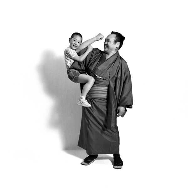 <b>1984年撮影　親：木田三成（元力士）　子：木田十豪（幼稚園児）　parent : Mitsunari Kida / former sumo wrestler　child: Tsuyoshi Kida / preschool student　(c)Bruse Osborn</b>