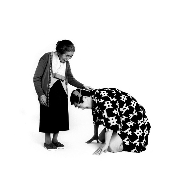 <b>1988年撮影　親: 長谷川ヒヨシ（無職）　子: 長谷川法世（漫画家）　parent: Hiyoshi Hasegawa / senior citizen　child: Hosei Hasegawa / mangaka (comic book artist)　(c)Bruse Osborn</b>