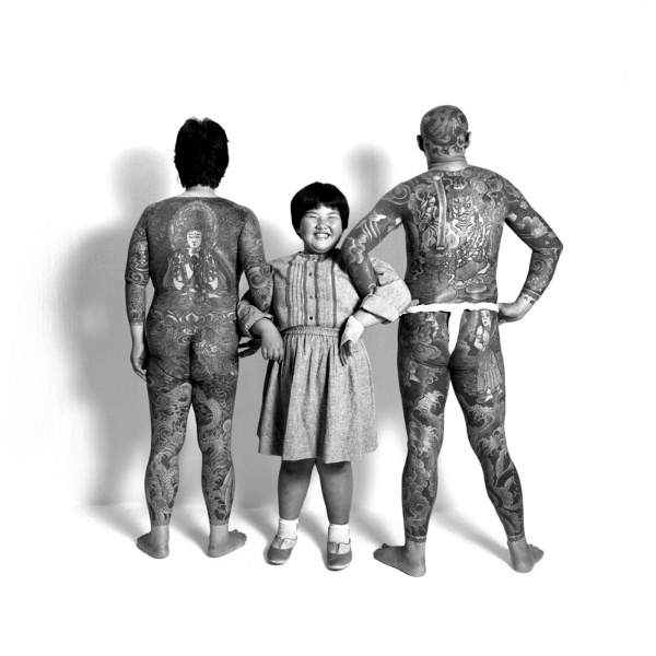 <b>1984年撮影　親: 大和田光明（刺青師）　親: 大和田昭恵（主婦）　子: 大和田恵子（小学生）　parents : Mitsuaki Ohwada / tattooist　Akie Ohwada / housewife　child: Keiko Ohwada / elementary school student　(c)Bruse Osborn</b>