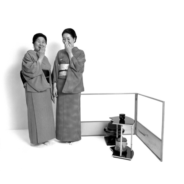 <b>1984年撮影　親: 渡辺窓月（表千家教授）　子: 三井圭子（表千家教授）　parent: Sogetsu Watanabe / tea ceremony instructor　child: Keiko Mitsui / tea ceremony instructor　(c)Bruse Osborn</b>