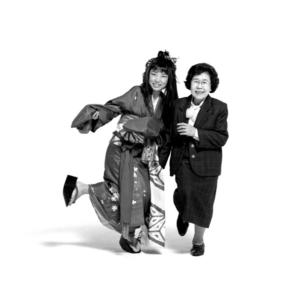 <b>2000年撮影　親: 大高保子（主婦）　子: おおたか静流（歌手）　parent: Yasuko Ohtaka / housewife　child: Sizzle Ohtaka / singer　(c)Bruse Osborn</b>