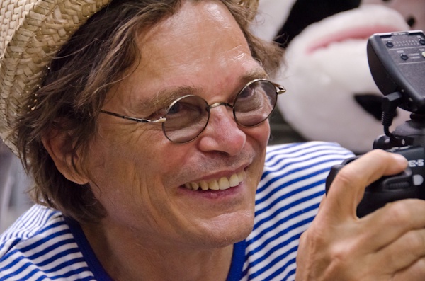 <b>29回目の親子の日撮影。７月の第４日曜日を親子の日に提唱しているので、今年の親子の日のフォトセッションは7月24日、広尾BBスタジオにて行われた。朝から夜まで100組以上の撮影という、ものすごいエネルギーを必要とするマラソンセッション。まさにマラソン並みの体力と精神力、そして笑顔がなければ出来ない偉業でもある。来年も10年後も続けていって欲しい</b>