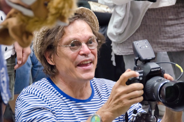 <b>29回目の親子の日撮影。７月の第４日曜日を親子の日に提唱しているので、今年の親子の日のフォトセッションは7月24日、広尾BBスタジオにて行われた。朝から夜まで100組以上の撮影という、ものすごいエネルギーを必要とするマラソンセッション。まさにマラソン並みの体力と精神力、そして笑顔がなければ出来ない偉業でもある。来年も10年後も続けていって欲しい</b>